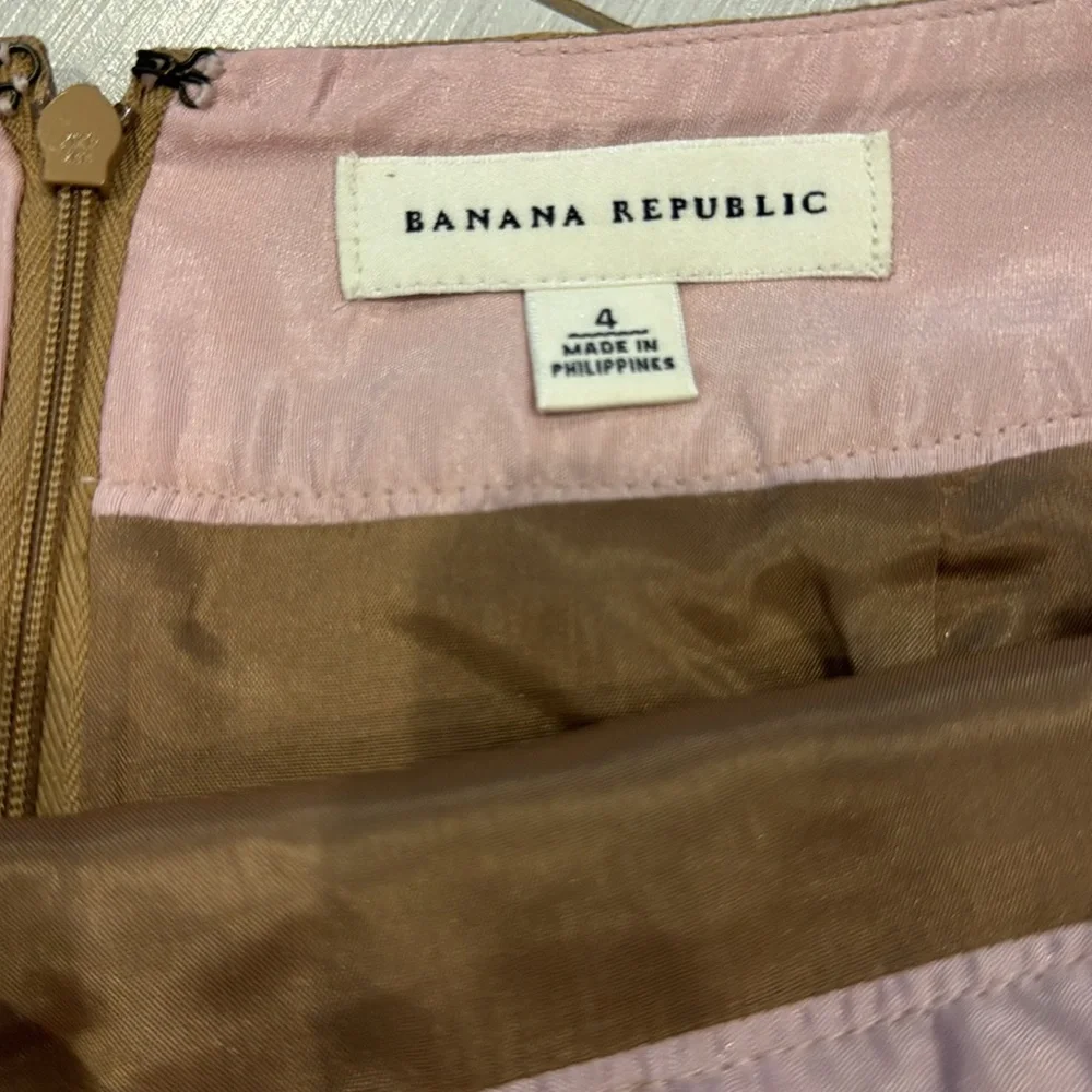 Banana Republic NWOT Pencil lined Skirt, texture with Metallic fabric. - Picture 8 of 8